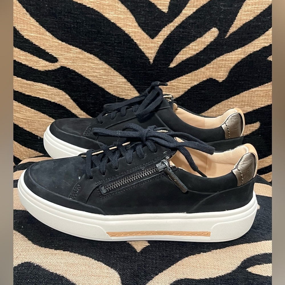 CLARKS HOLLYHOCK ZIP Black NUBUCK Low-Top Accent Sneakers WOMEN 6.1/2 M
